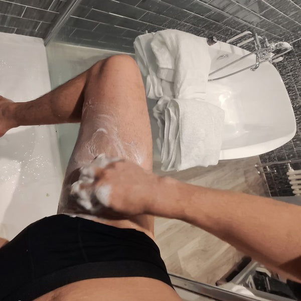 Faire mousser le savon et l’appliquer sur la cuisse
