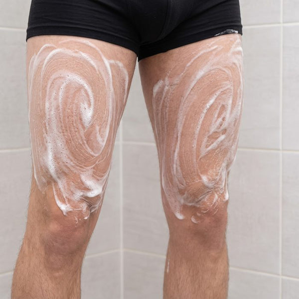 La mousse laissée en pose sur les cuisses